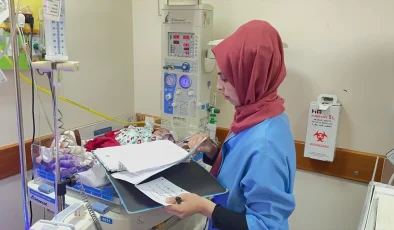 İsrail saldırısında ölen annesinin karnından alınan bebek yakınlarından haber alınamıyor
