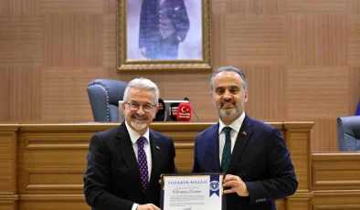 Başkan Aktaş, Bursa Büyükşehir Belediyesi’nin son meclis toplantısında teşekkür plaketleri takdim etti