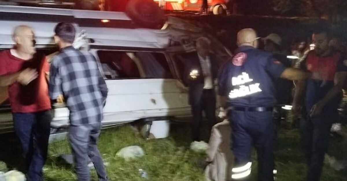 Bingöl’de yolcu minibüsü devrildi: 13 yaralı