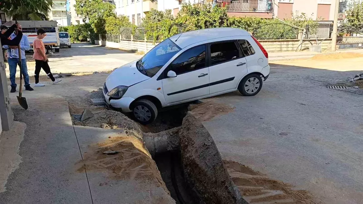 Antalya’da Otomobil Çukura Düştü