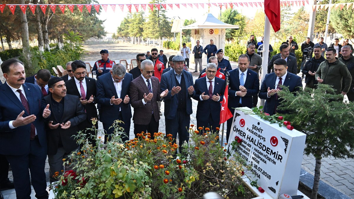 Abdulkadir Uraloğlu 15 Temmuz kahramanı Ömer Halisdemir’in kabrini ziyaret etti
