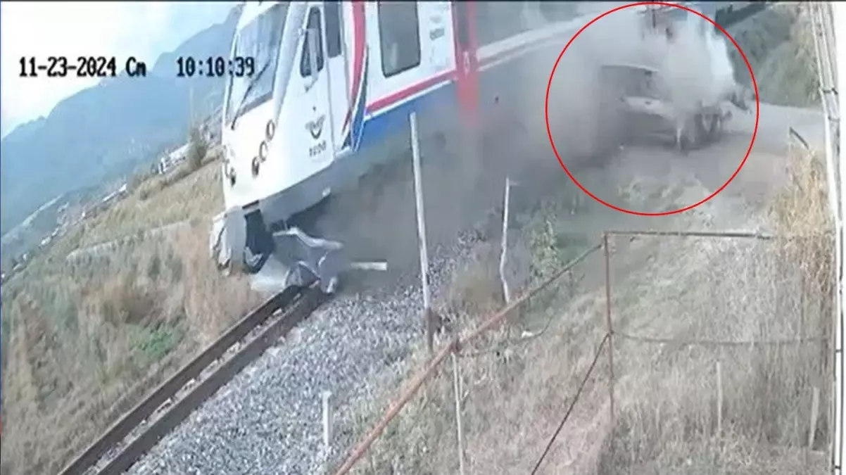 Manisa’da yolcu treni otomobili biçti