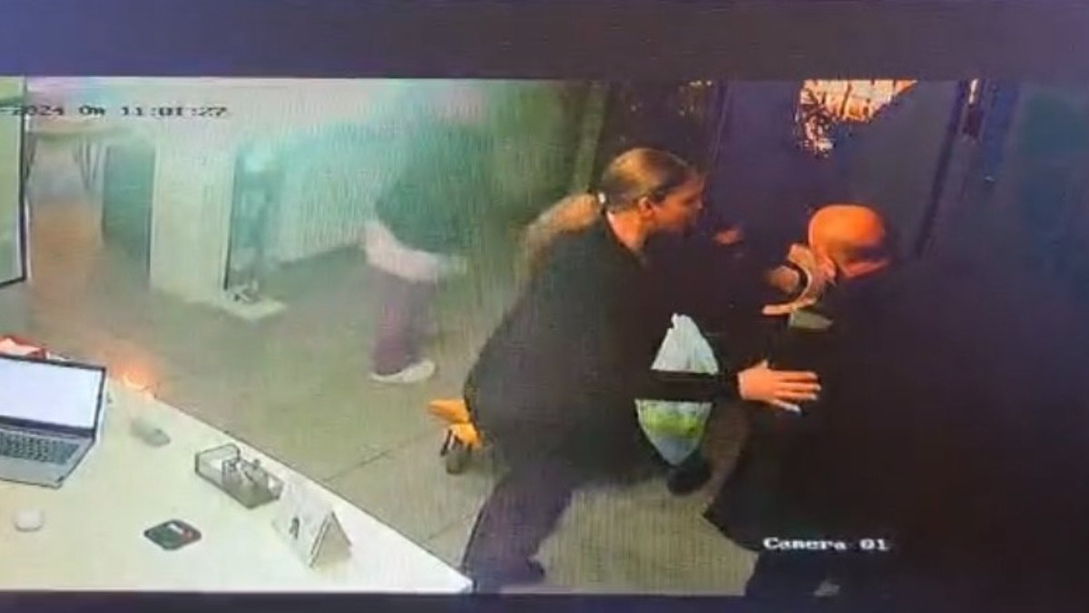 Bursa’da vahşet! Çocuklarını yanına alıp diş doktorunu bıçakladı