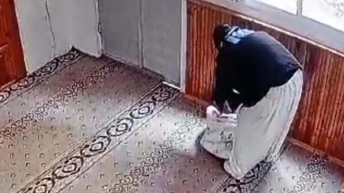 Camide kadın kılığında hırsızlık kamerada