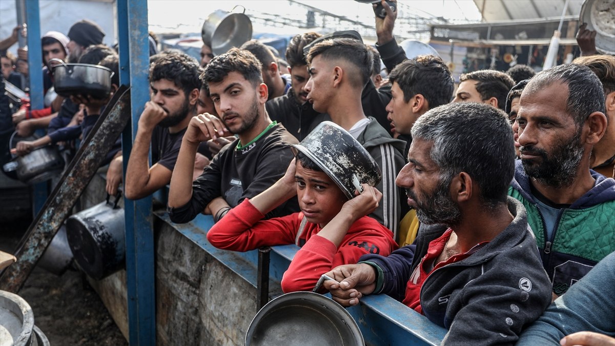 Gazze’de vatandaşlara sıcak yemek dağıtıldı
