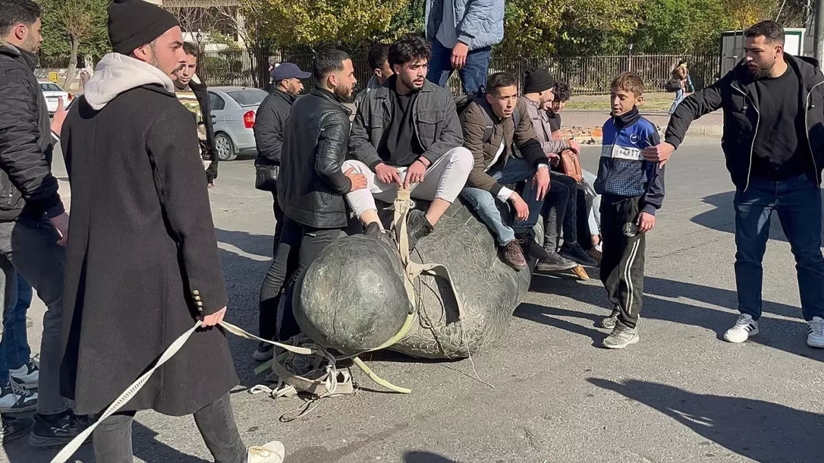 Hafız Esad’ın heykeli Emevi Meydanı’nda sürüklendi