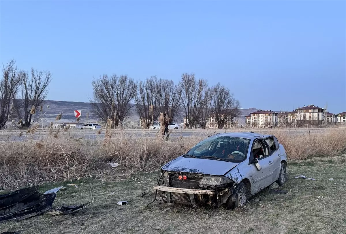Kayseri’de Otomobil Şarampole Devrildi: 4 Yaralı