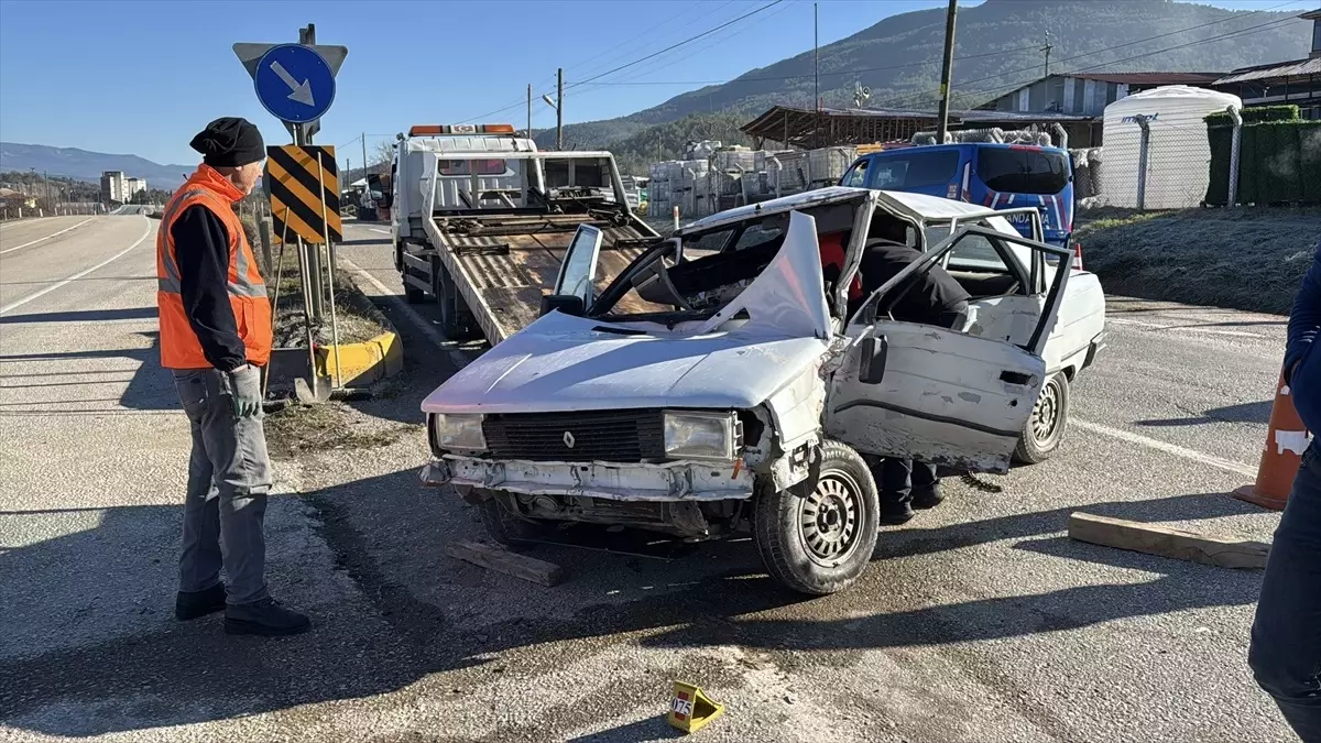 Otomobil ve Ticari Araç Çarpıştı: Yaralı Var