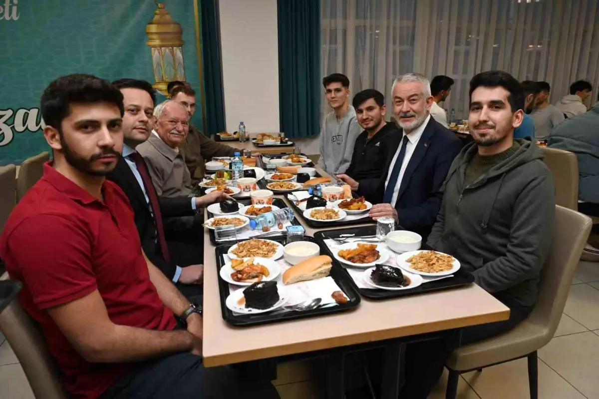 Başkan Başdeğirmen, KYK Yurtlarında Öğrencilerle İftar Yaptı