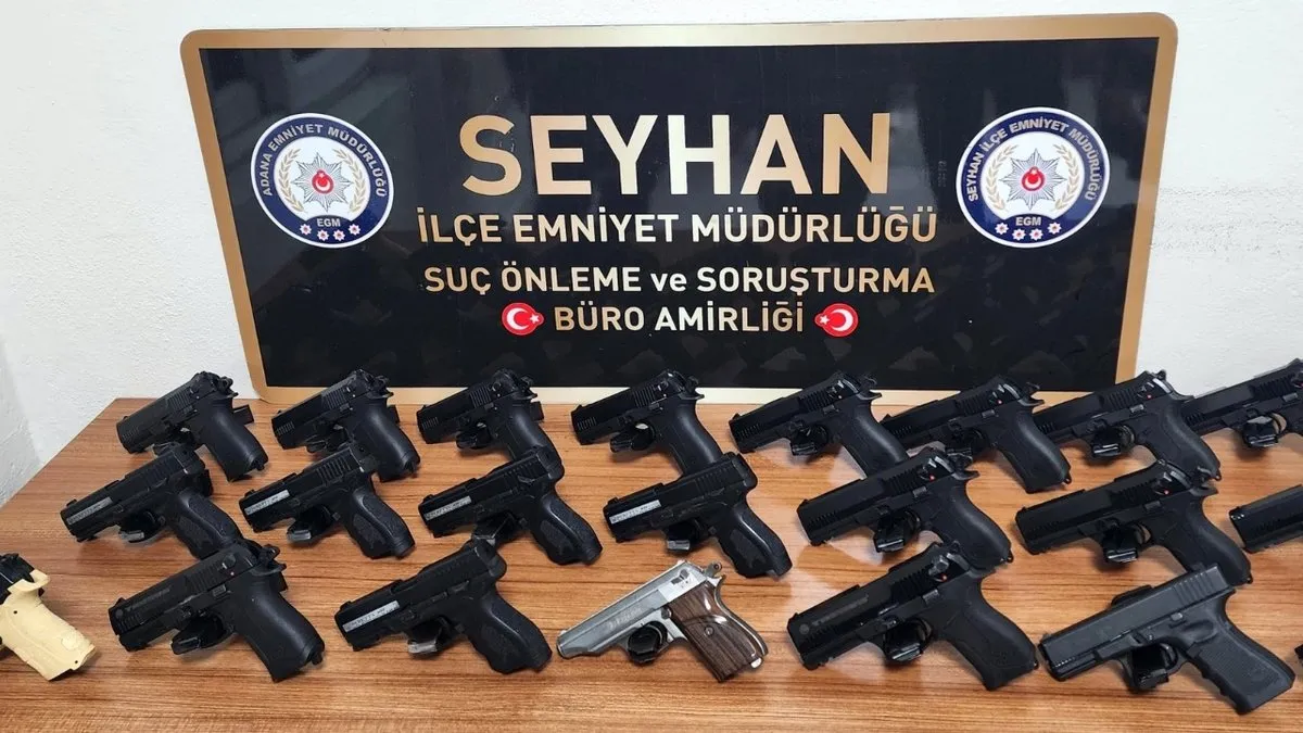 Valizden ve gardıroptan 21 ruhsatsız tabanca çıktı