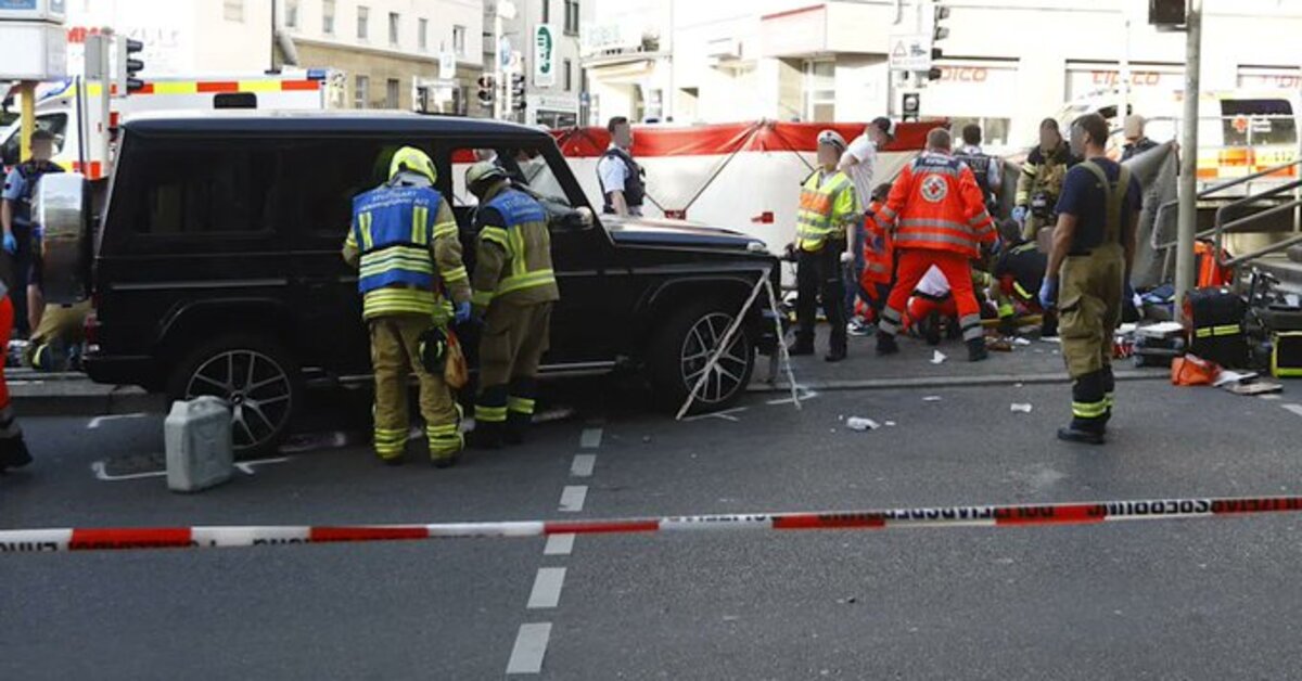 Almanya’da araç kalabalığın içine daldı: 3 kişi yaralandı